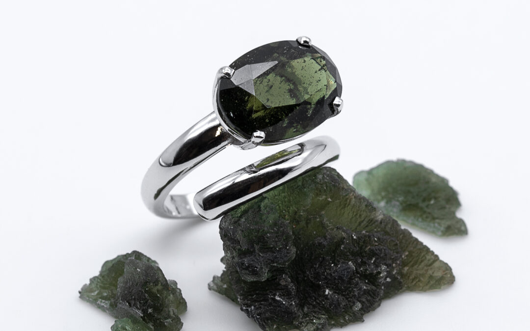 Anello oro 18 kt. e Moldavite